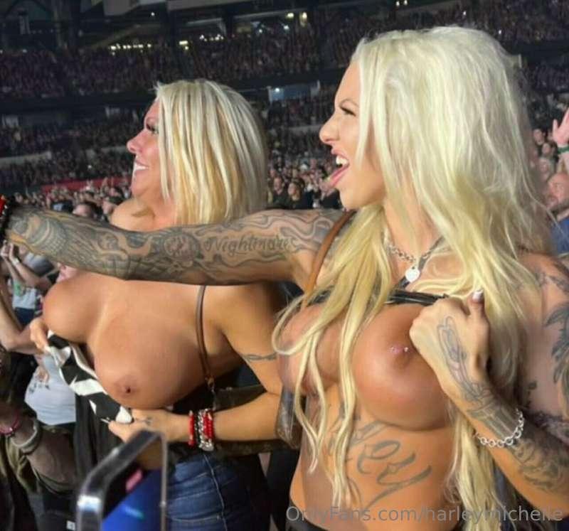 iconic mother- daughter moment at the crue concert lmfao ❤️‍..