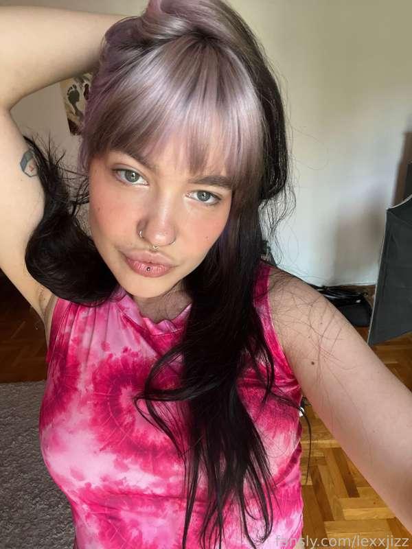 just me fighting my eyeliner dismorphia😤 i love makeup and i find it really important for self expression, but i think it’d be helpful for me to post more life pics with natural looks as well🍓

#egirl #girlnextdoor #cute #young #pretty #gfe #life #piercing #pierced #bangs #selfie