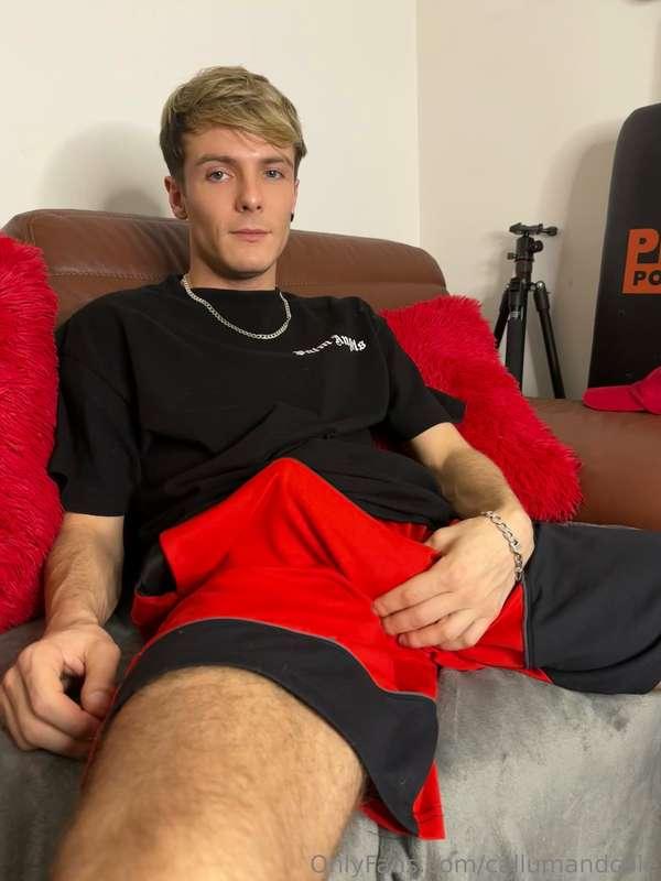 I’m such a lucky boy, look at the size of that thing😈