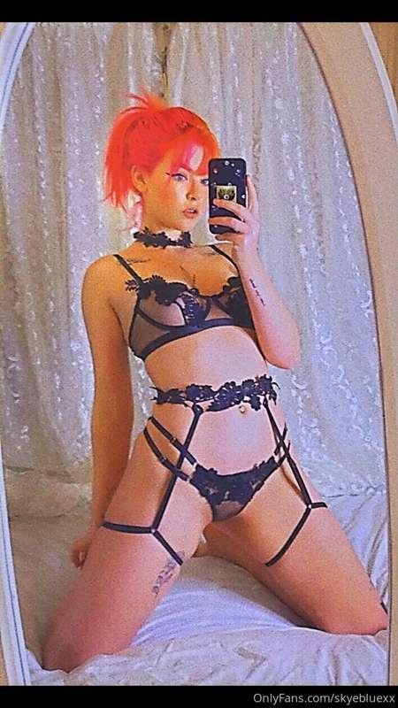 Feeling really Fucking kinky tonight, dm me hehe x