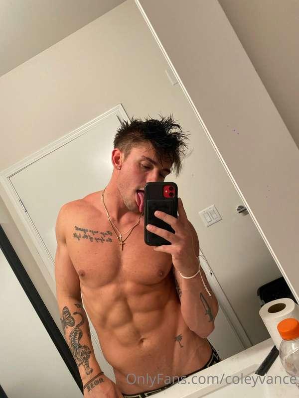 Been going to the gym... Can you tell ?❤️😏