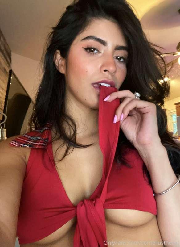 IDK i think underboob is hot 🥵 nom nom