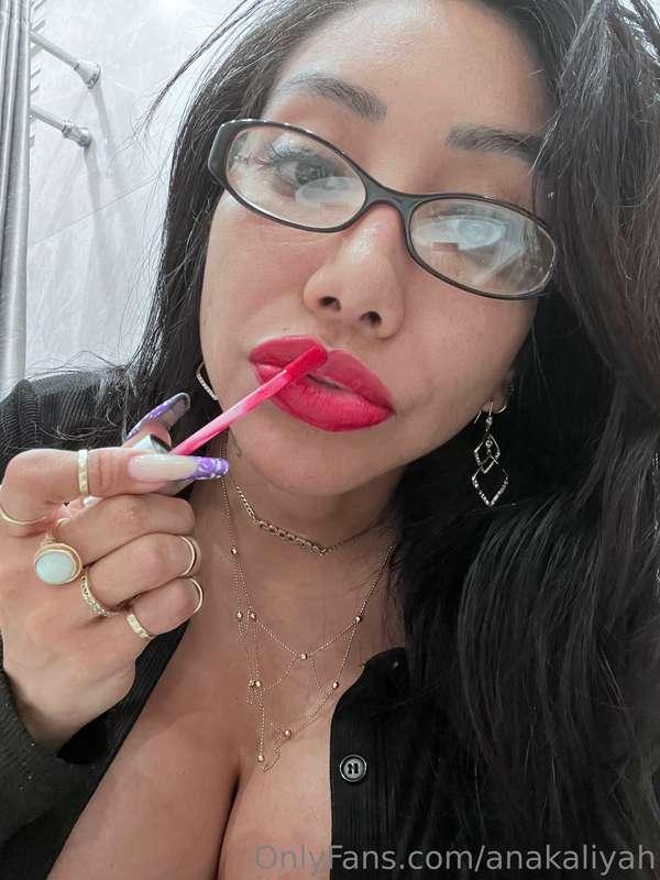 Cant go wrong with red juicy lips.  Wouldnt it look nice aro..