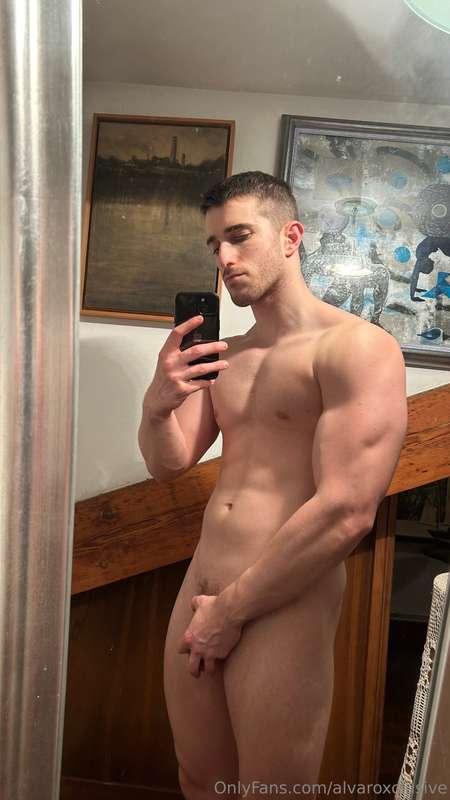 Esta mano no puede tapar todo lo que quiero mostrarte 😏—This..