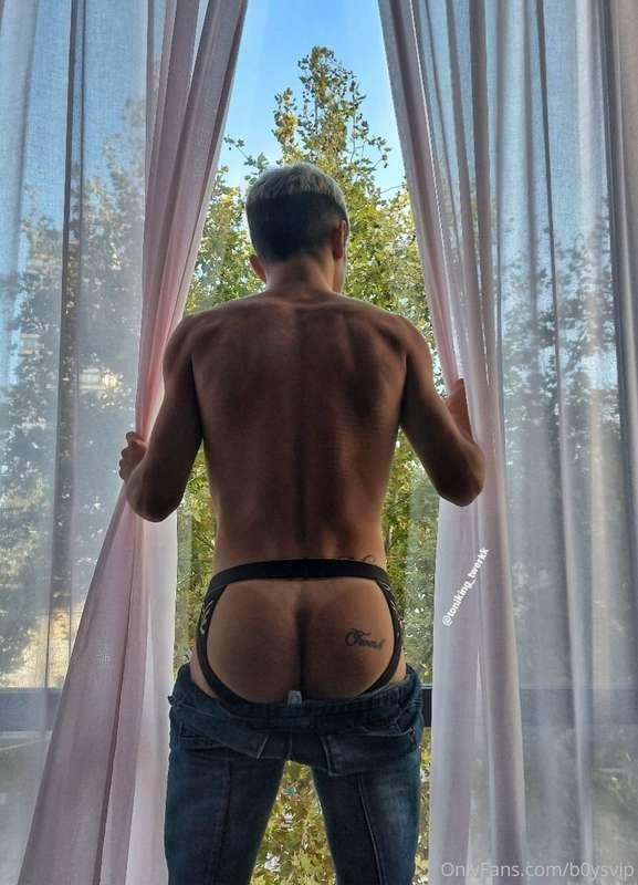 I look out the window to see if anyone looks up and ....🍑😈🌶️..