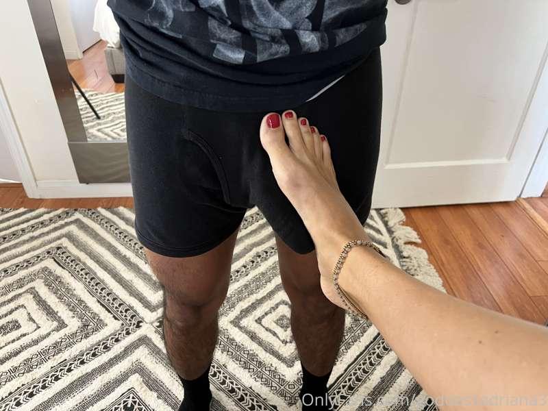 Hung skater boy gets a foot job by my big beautiful feet. 🦶D..