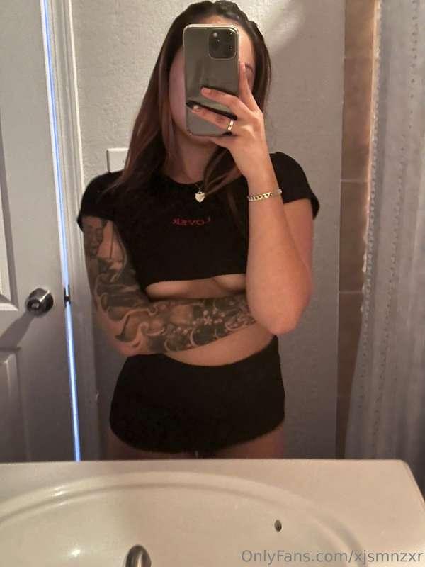 Heyyy luvvv 💞 dont be shy DM me, i dont bite... hard.. 😈🫣