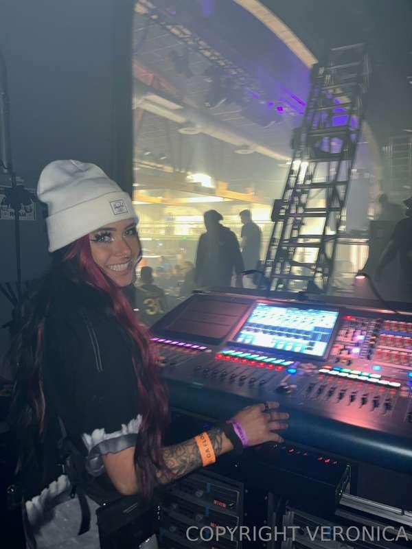 she’s pressing buttons backstage (oh no!)