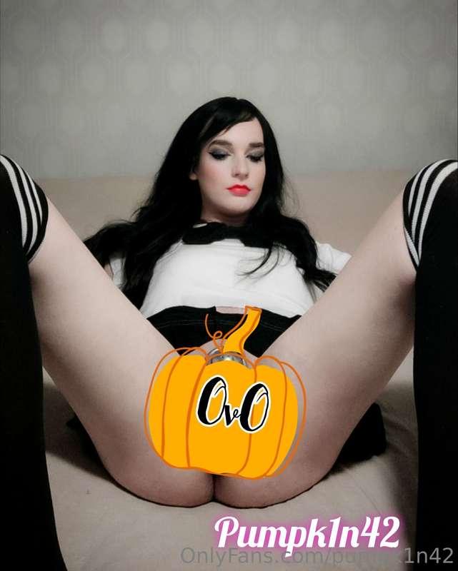 Wanna see what's behind the pumpkin? 
OwO 🎃

@pumpkinvip