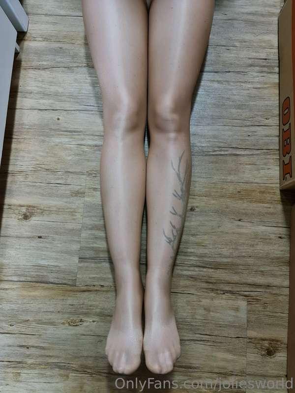 Pantyhose Time....🥵💦💦💦 Sooo Shiny and Soft 😋 Happy Sunday Fu..