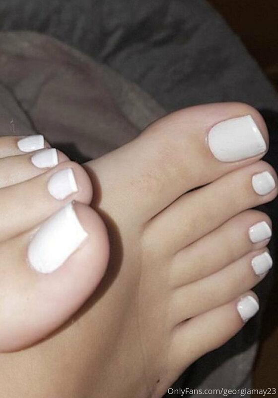 Anyone on here like feet? ?