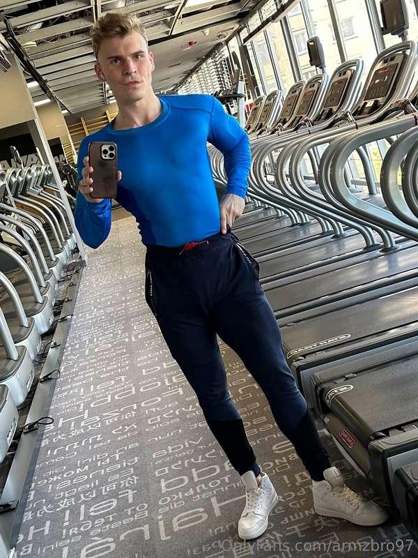 Pics in blue under armour 🔥