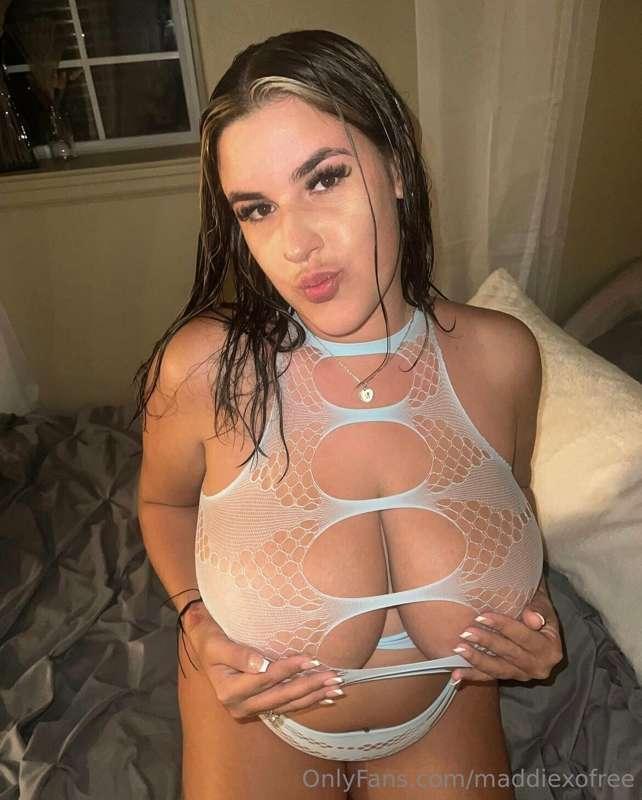 🚨IM GOING LIVE 🚨

hey babes! im going live tonight at 7:30PM..