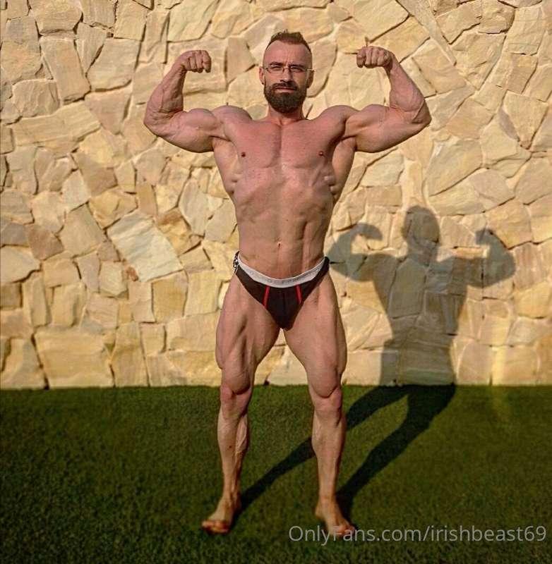 Hi there! Tip below if you want some hot solo male content 😈..