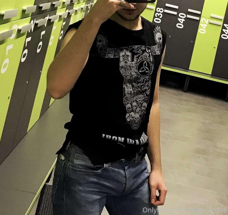 🍆🔥 My huge jeans bulge