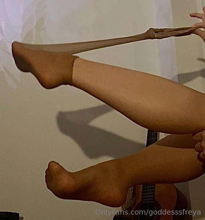 Do you like stockings?😈