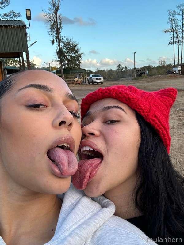 👅👅