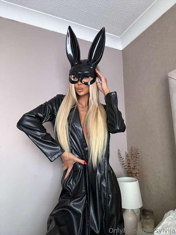 Who's excited for halloween?? 👻