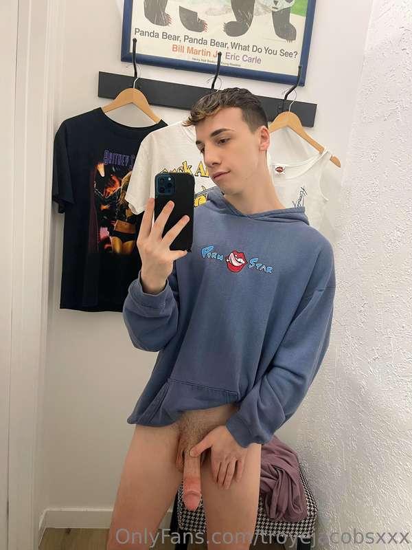 Would you suck me in a dressing room? 🍆