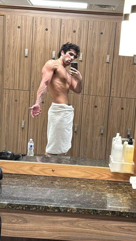New hour long solo video. Eating, Flexing, jerking, and cumm..