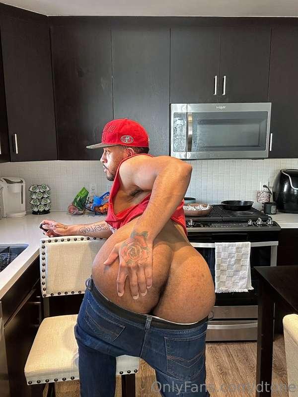 Why you just standing there? Come feast👅🍑