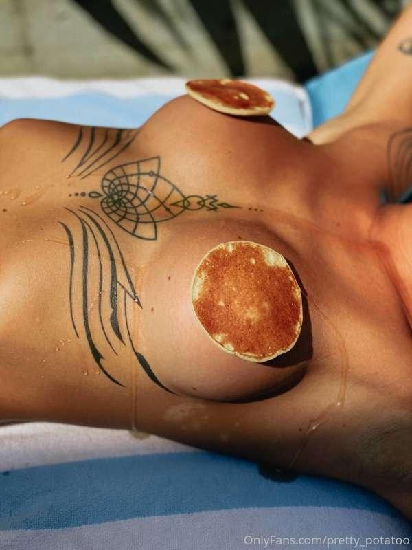 Something sweet...🍯
Want to lick that honey off my body?😏