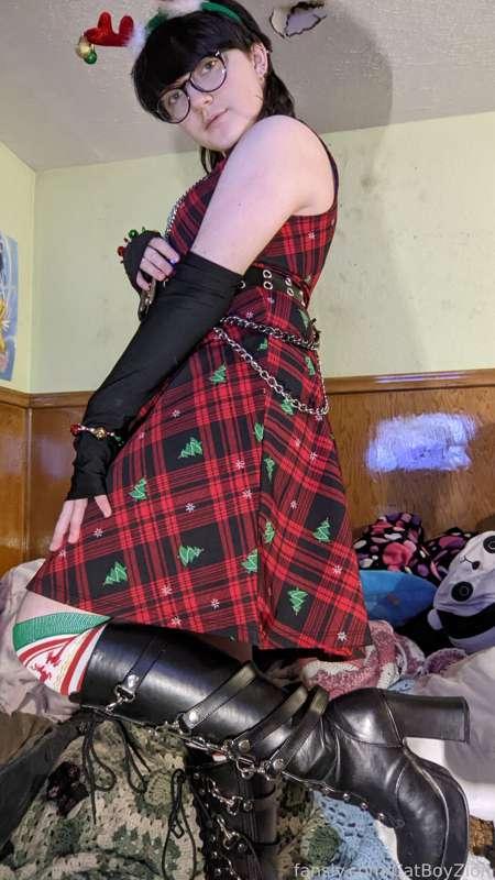The holidays are getting closer and closer! I'm so happy I found a super cute festive outfit 🥰 
