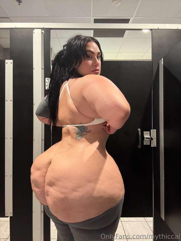 Wanna see these cheeks jiggle? DM me 😝