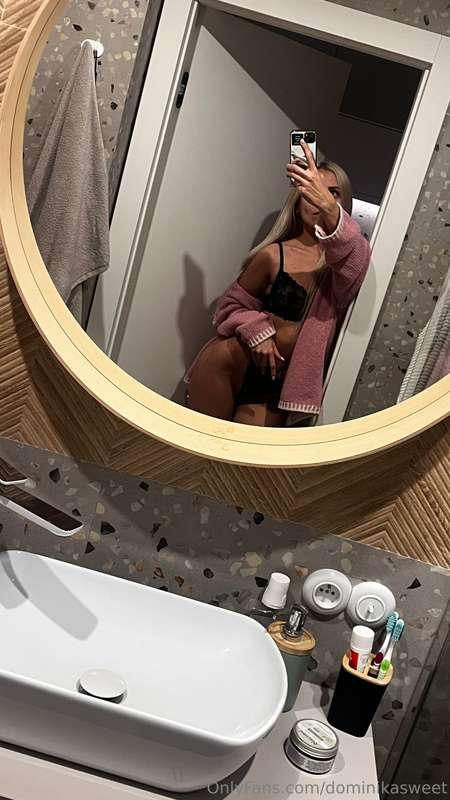 I want to caress myself in the bathroom🥰🥰 want to take a loo..