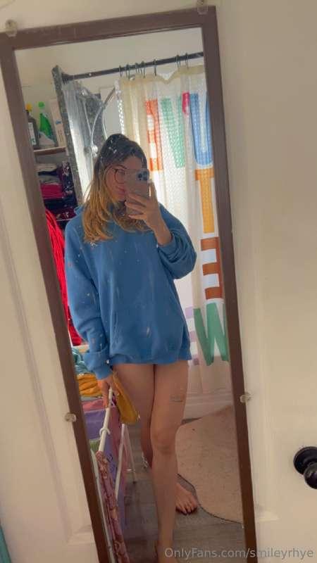 ✨Nothing But a Hoodie✨
Cum take a peek underneath👀
I promise..