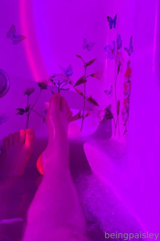 i never post feet pics but i’m gonna start😭💕