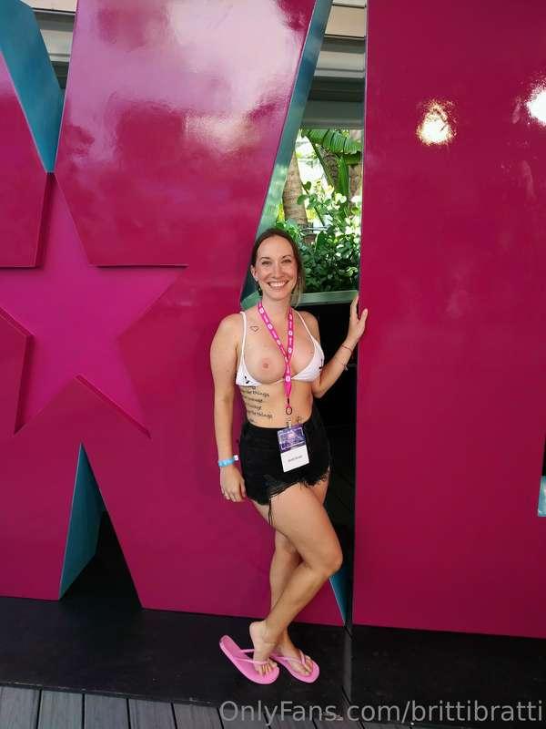 Being an outdoor whore at XBIZ 🍈🍈😉