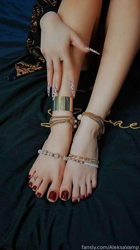 My feet 🤤will make you bow to me right now if you don't obey them🥵! What are you willing to do for them?😏




 #fyp #strapon #mistress #femdom #goth #footfetish #mommy #goddess #tattoos #altgirl 