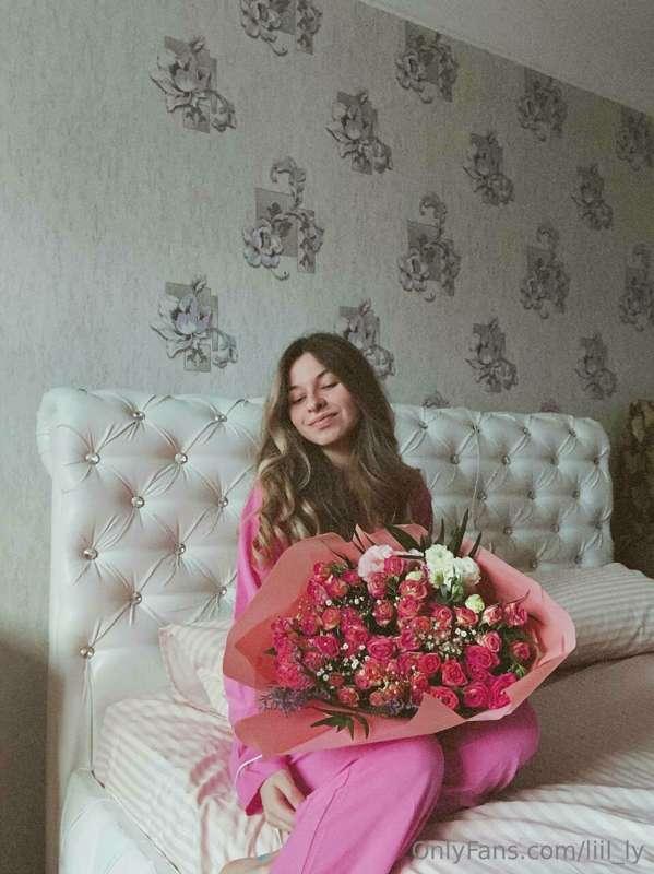 How many flowers do you see in the photo? 😊🌸