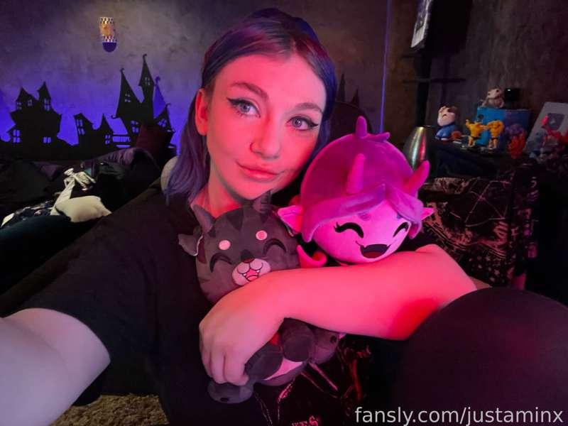 GOOD MORNING!! going out for a hike and by the time im back, my fun new outfits should have arrived. SO TO ALL MY SUBS, KEEP
YOUR EYES PEELED LATER TODAY! 👀 also arent my youtooz cute 🥰