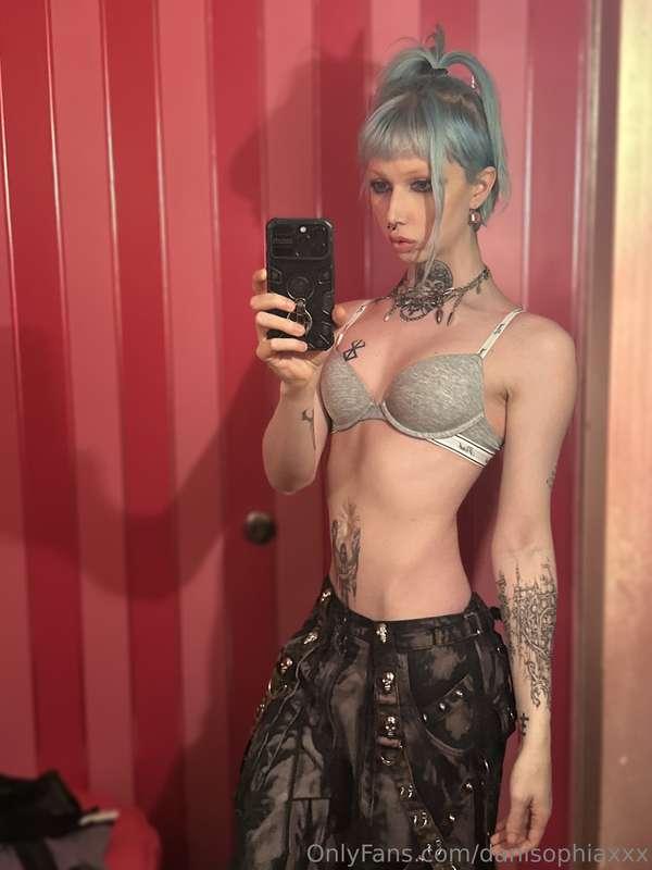 Too glam to give a damn 😏