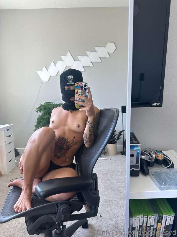 u catch me in your room like this, wyd 👁️👄👁️ best comment ge..