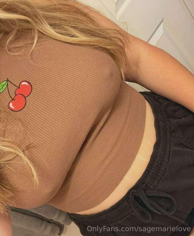 🍒just call me your late night snack🍒