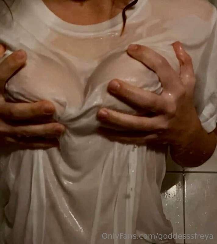 Cum get wet with me… I want you to drip