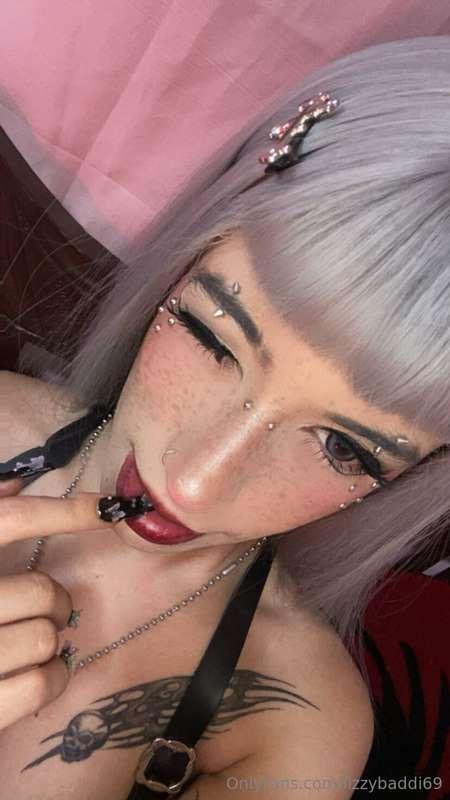 hey guysss if u want to send me for a new dildo i would love..