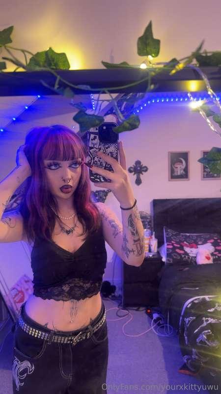 on my hot ghoul shit ☠️🖤