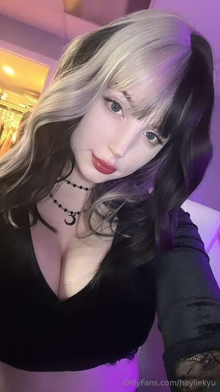 still awake baby? cum see me stream on twitch live NOW! 💋🖤 (..