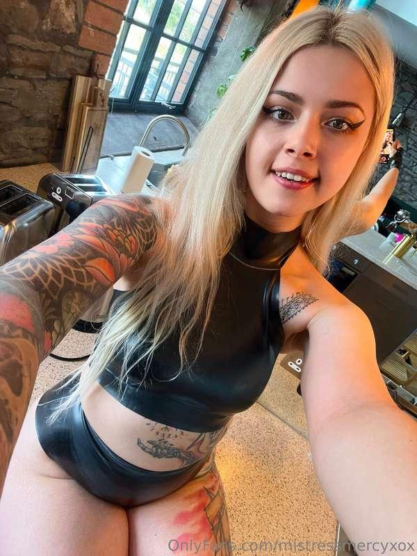 Fuck I’m so hot🖤