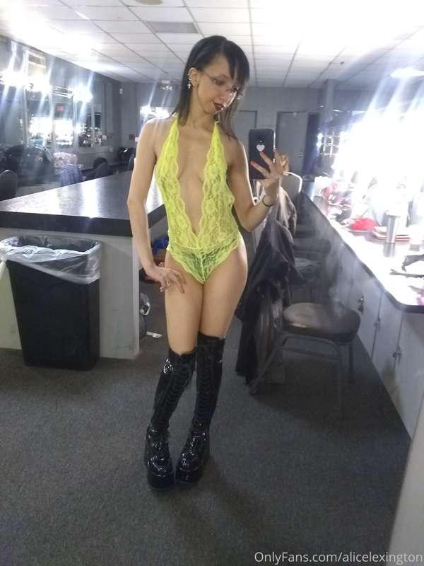 More neon.. but oof this hot pose and my tits look great! Sh..