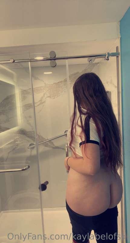 who wants to watch me fuck my dildo in the shower ?