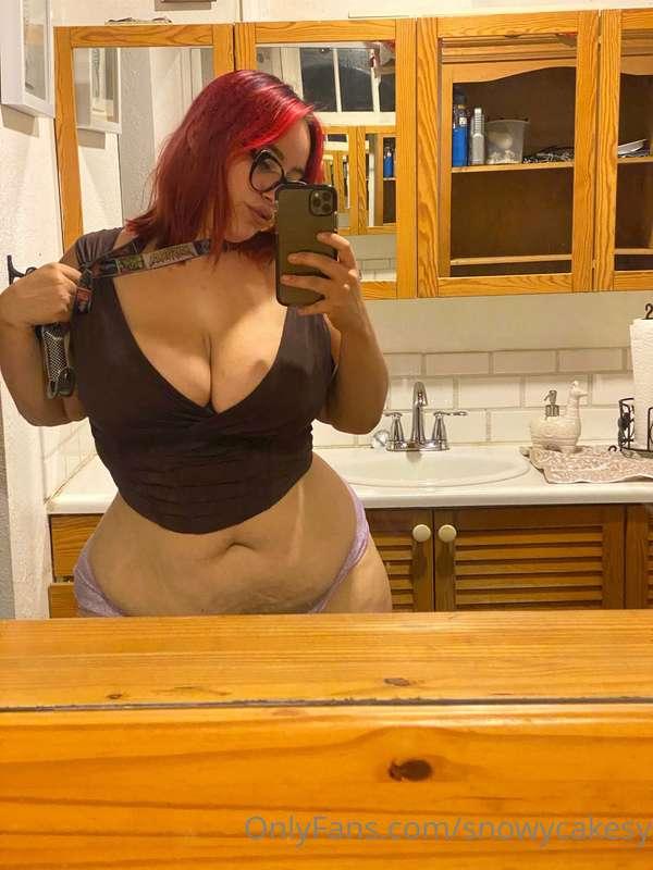 Mid party bathroom selfies