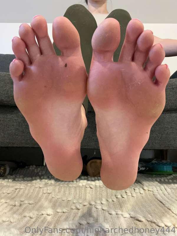 My feet got all dirty and dusty from cleaning today. Anyone ..