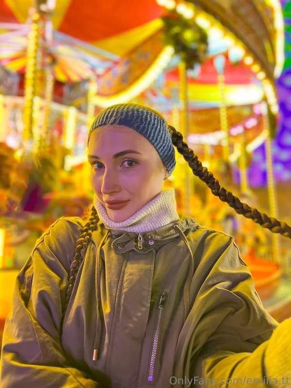 The amusement park always has an atmosphere of fun and joy 🎡..