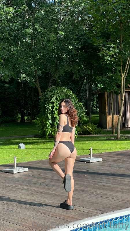 🔞🥵 Paparazzi everywhere 😅 Where can I be alone?