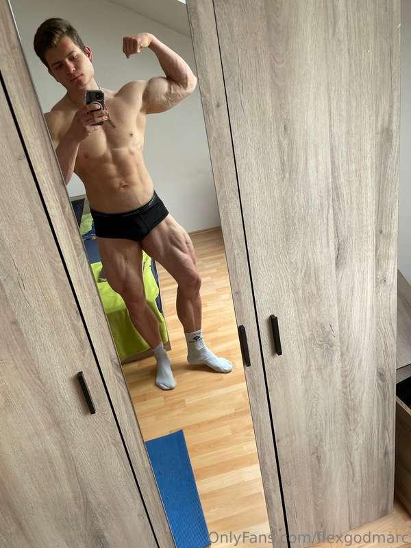 New update of your shredded god😈8weeks to my first competiti..